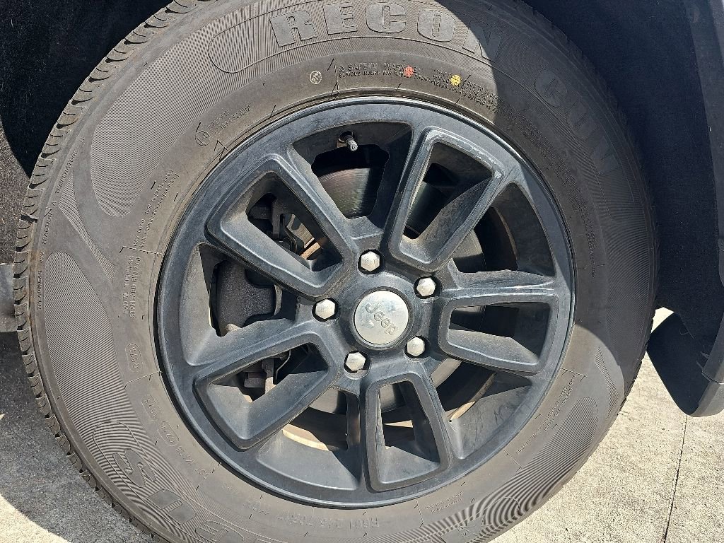 Used 2018 Jeep Grand Cherokee Laredo AWD/4WD image 5