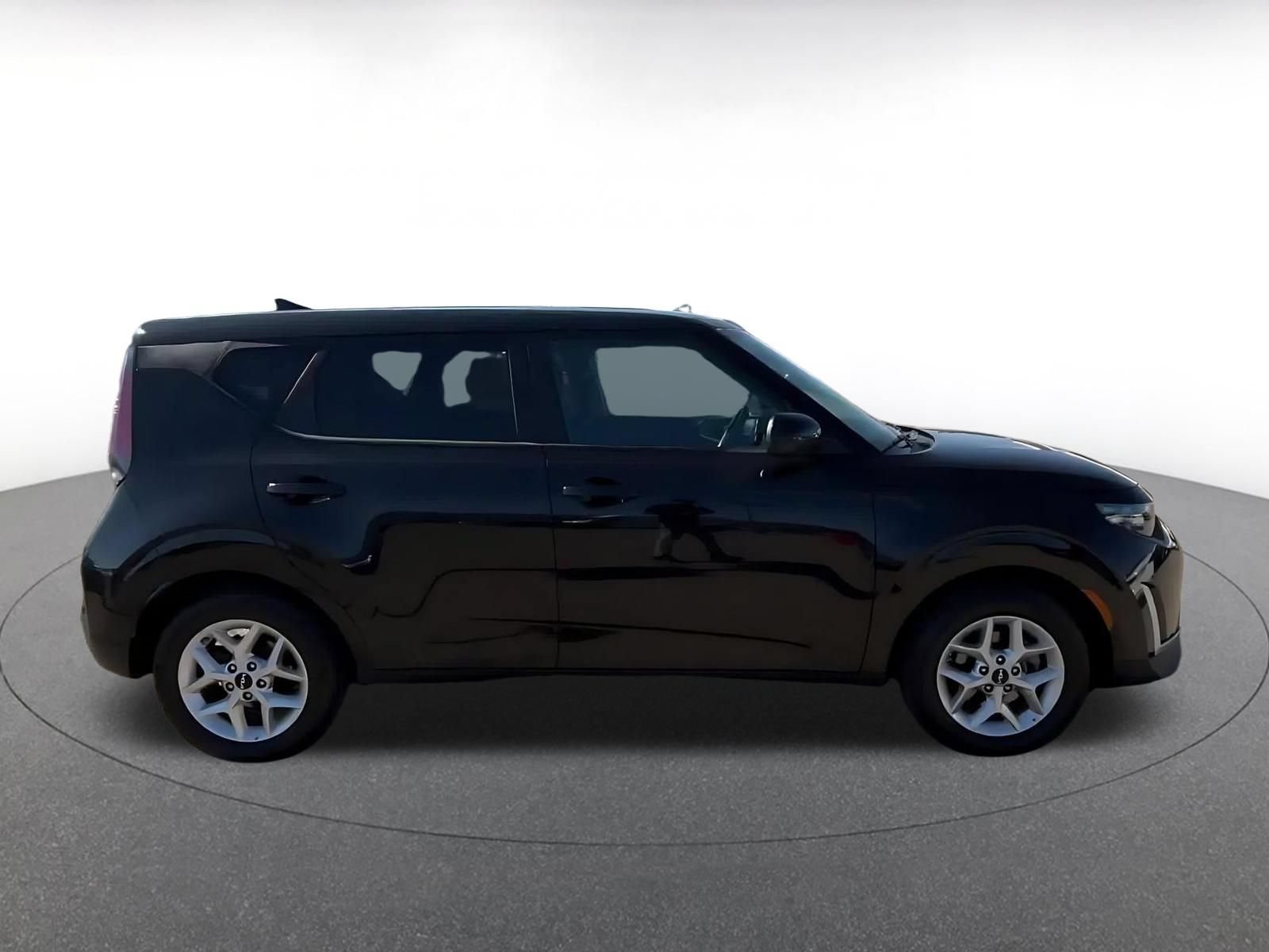 Used 2025 Kia Soul LX w/ LX Technology Package FWD image 16