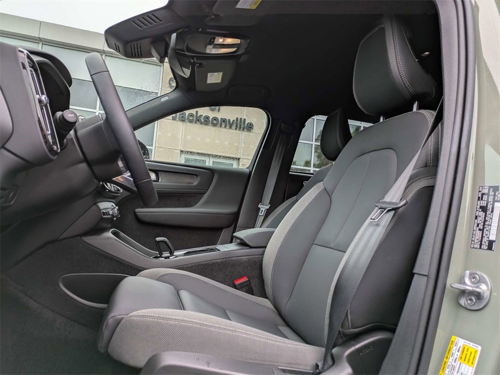 Used 2023 Volvo XC40 Recharge Core image 2