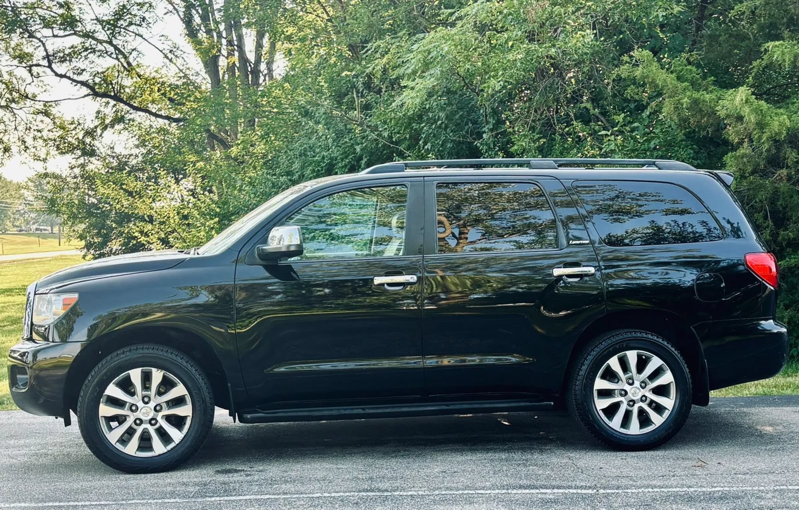 Used 2017 Toyota Sequoia Limited w/ Safety & Convenience Package AWD/4WD image 2
