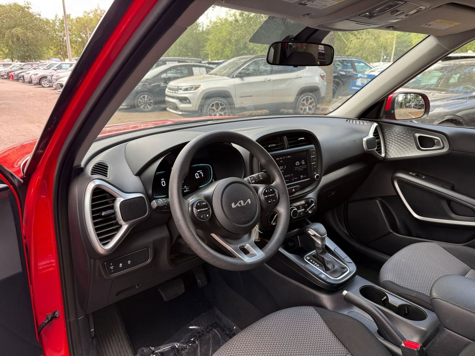 Used 2025 Kia Soul LX w/ LX Technology Package FWD image 41
