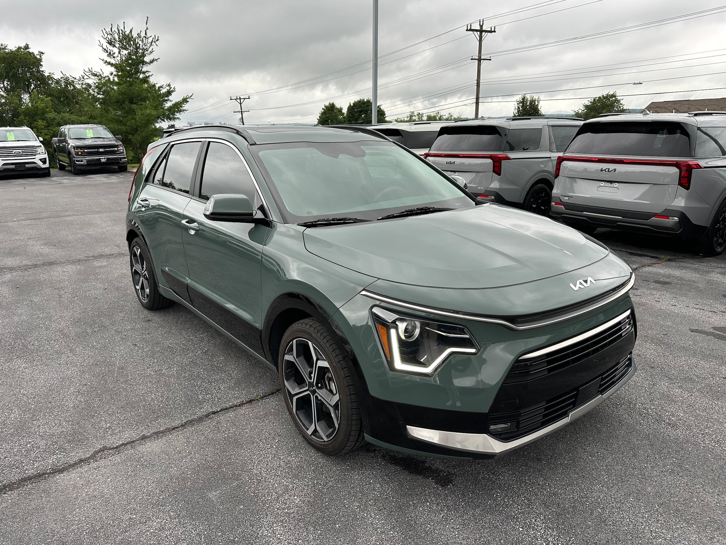 Used 2024 Kia Niro EX Touring FWD image 3