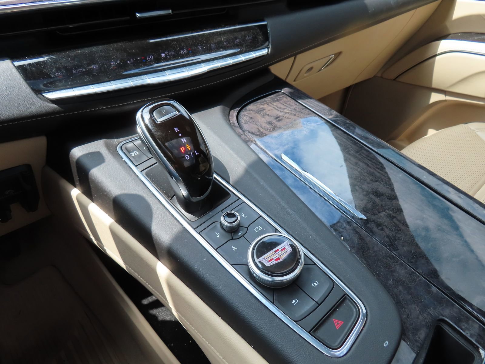 Used 2021 Cadillac Escalade Premium Luxury w/ Performance Package AWD/4WD image 24