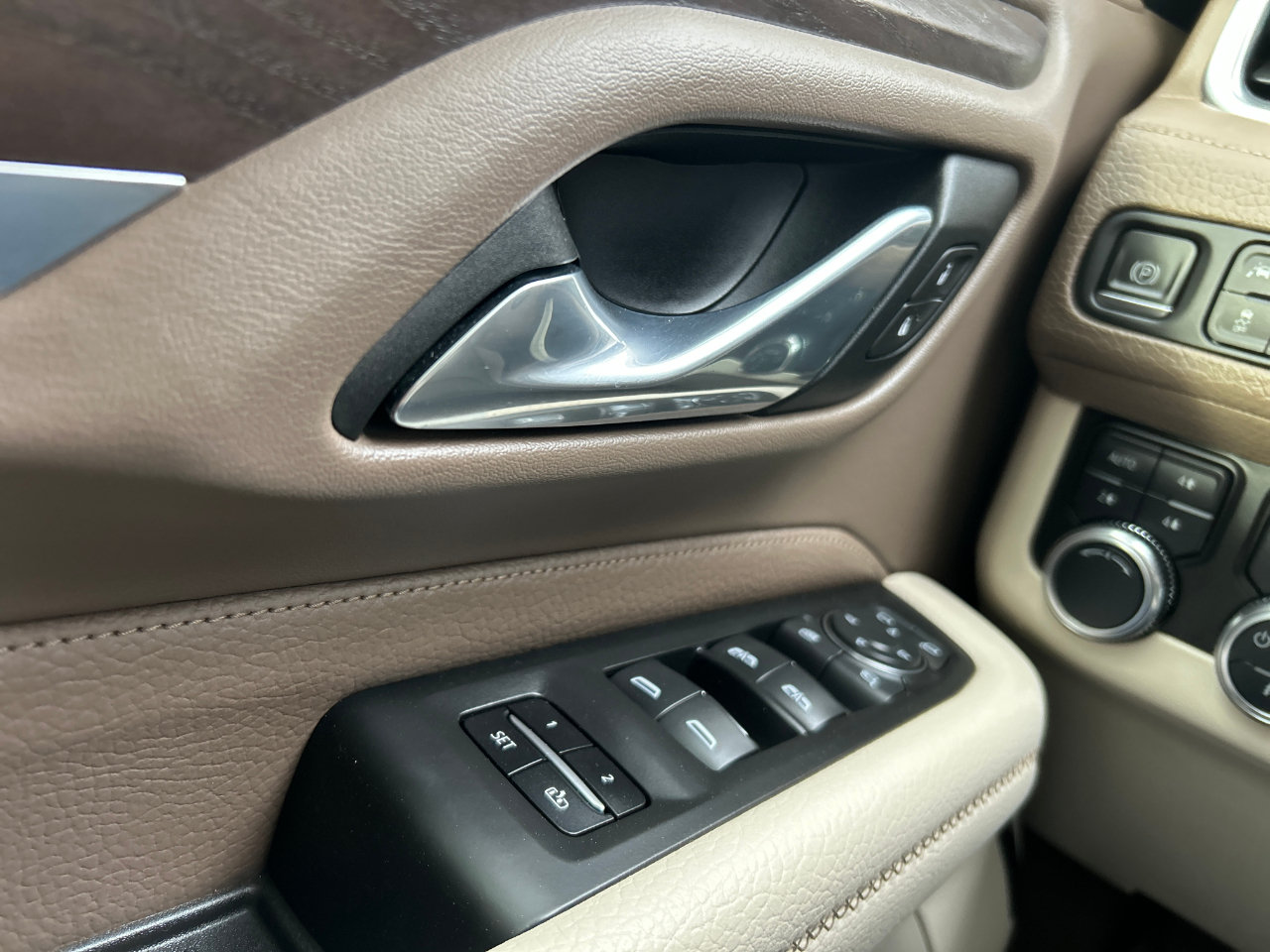 Used 2021 GMC Yukon Denali w/ Denali Premium Package AWD/4WD image 7