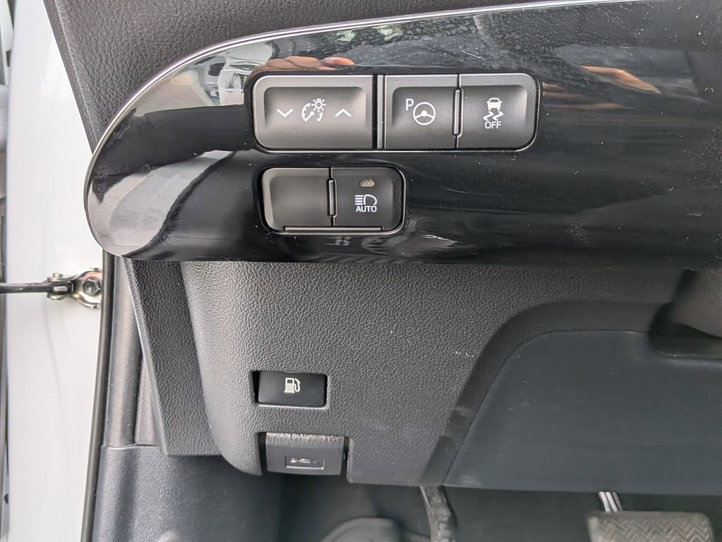 Used 2022 Toyota Prius LE image 17