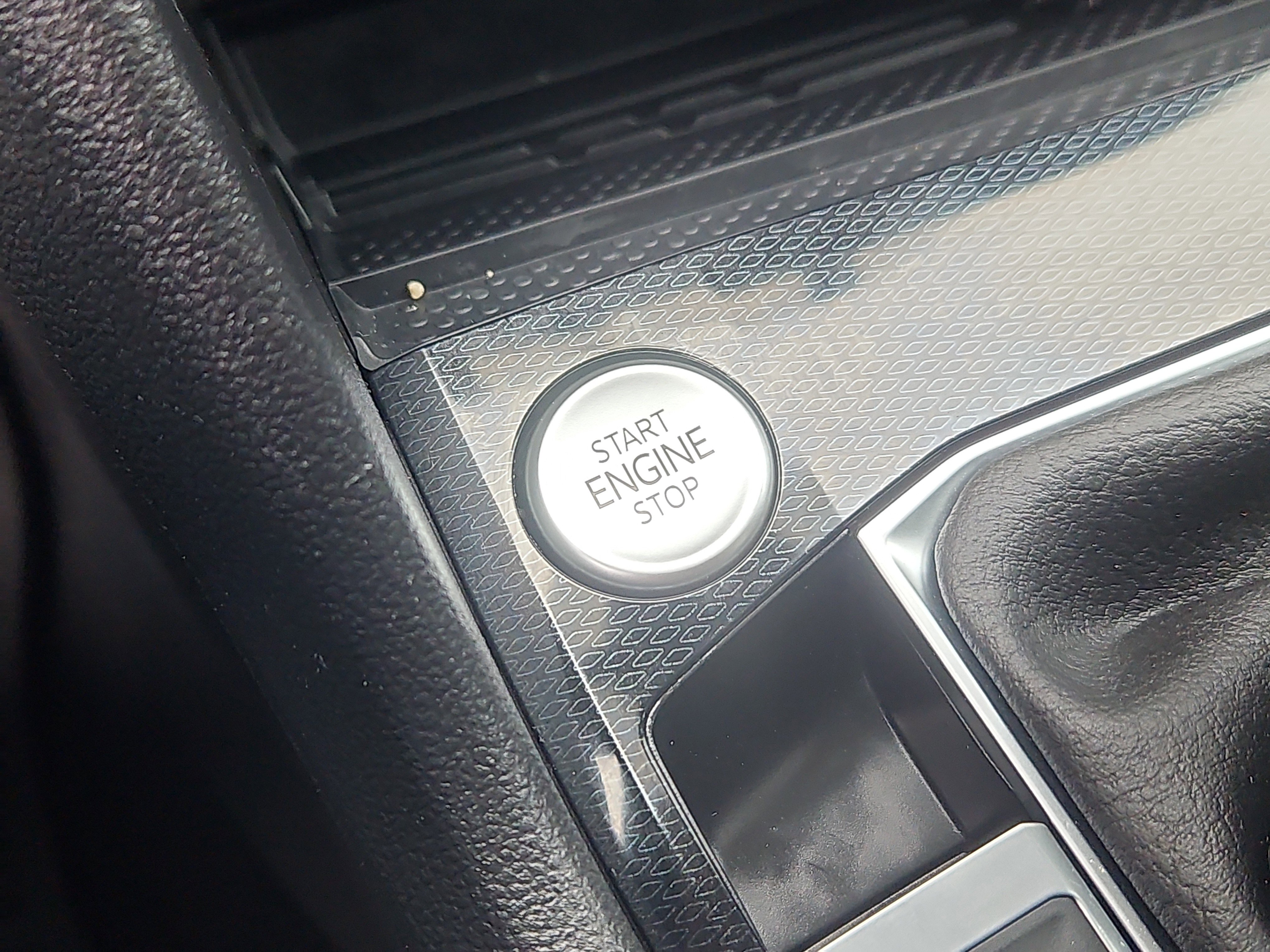 Used 2025 Volkswagen Taos SEL image 18