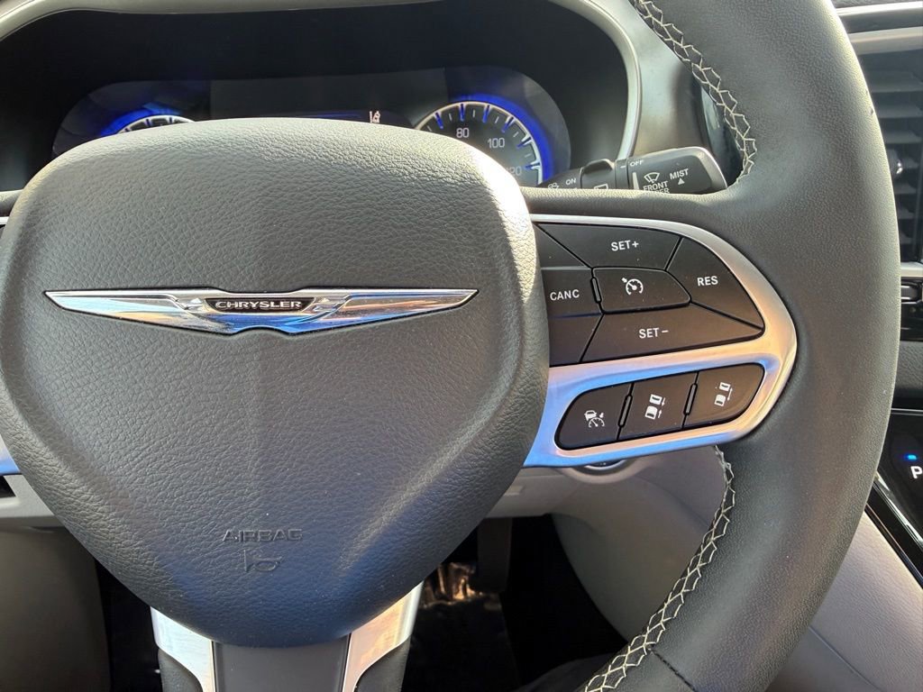 Used 2023 Chrysler Pacifica Touring-L image 22