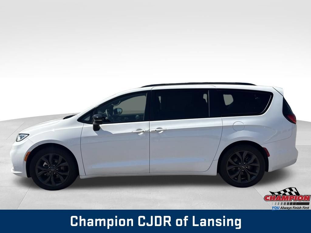 Used 2025 Chrysler Pacifica Limited FWD image 4