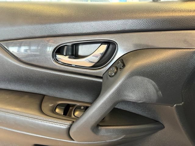 Used 2017 Nissan Rogue SV FWD image 20