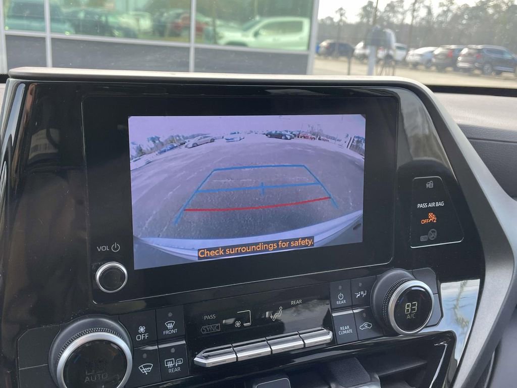 Used 2024 Toyota Highlander LE image 27