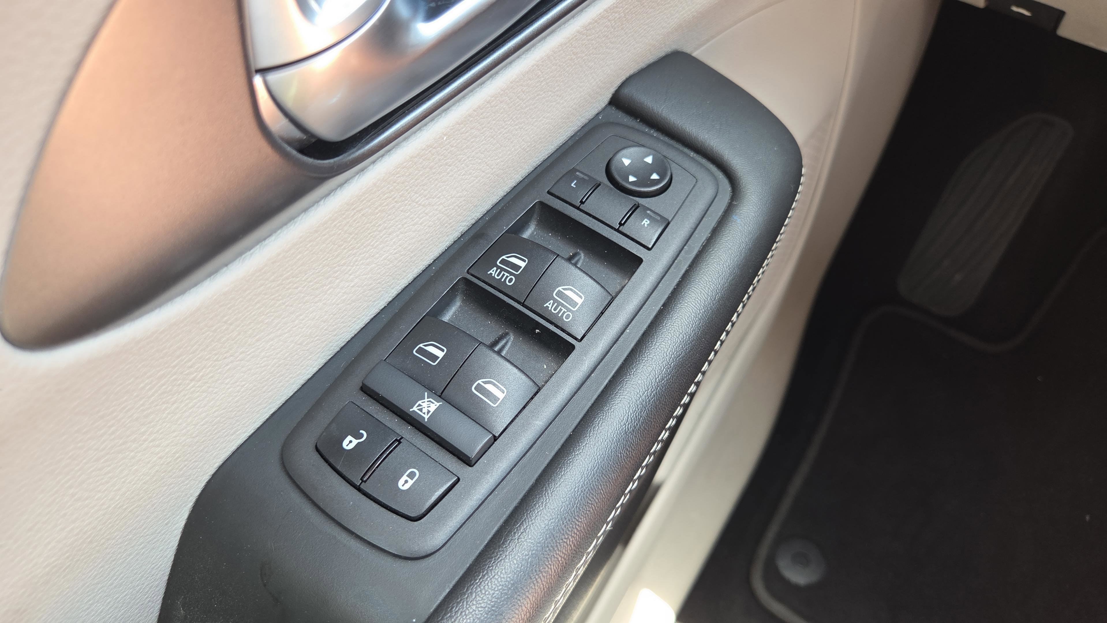 Used 2024 Chrysler Pacifica Touring-L FWD image 19