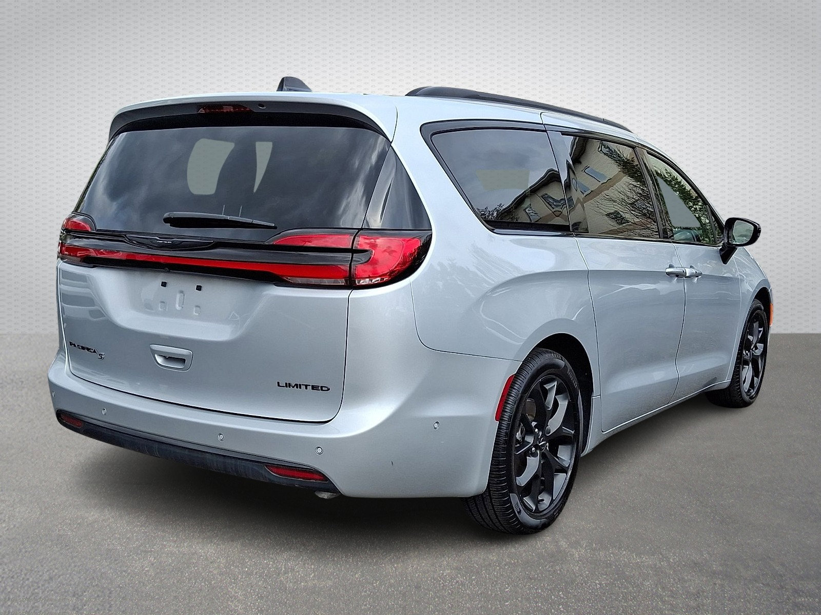 Certified 2024 Chrysler Pacifica Limited w/ S Appearance Package image 6