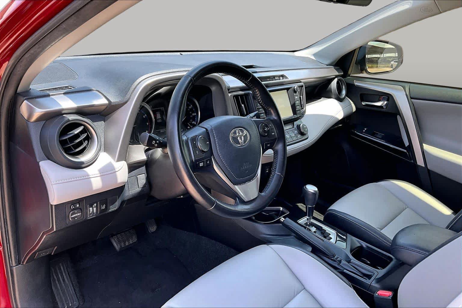 Used 2018 Toyota RAV4 Limited FWD image 17