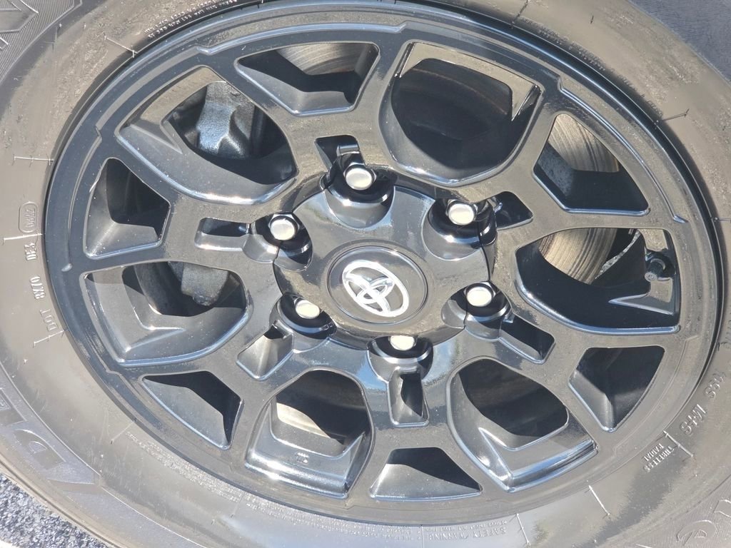 Used 2022 Toyota Tacoma SR5 w/ Technology Package image 16
