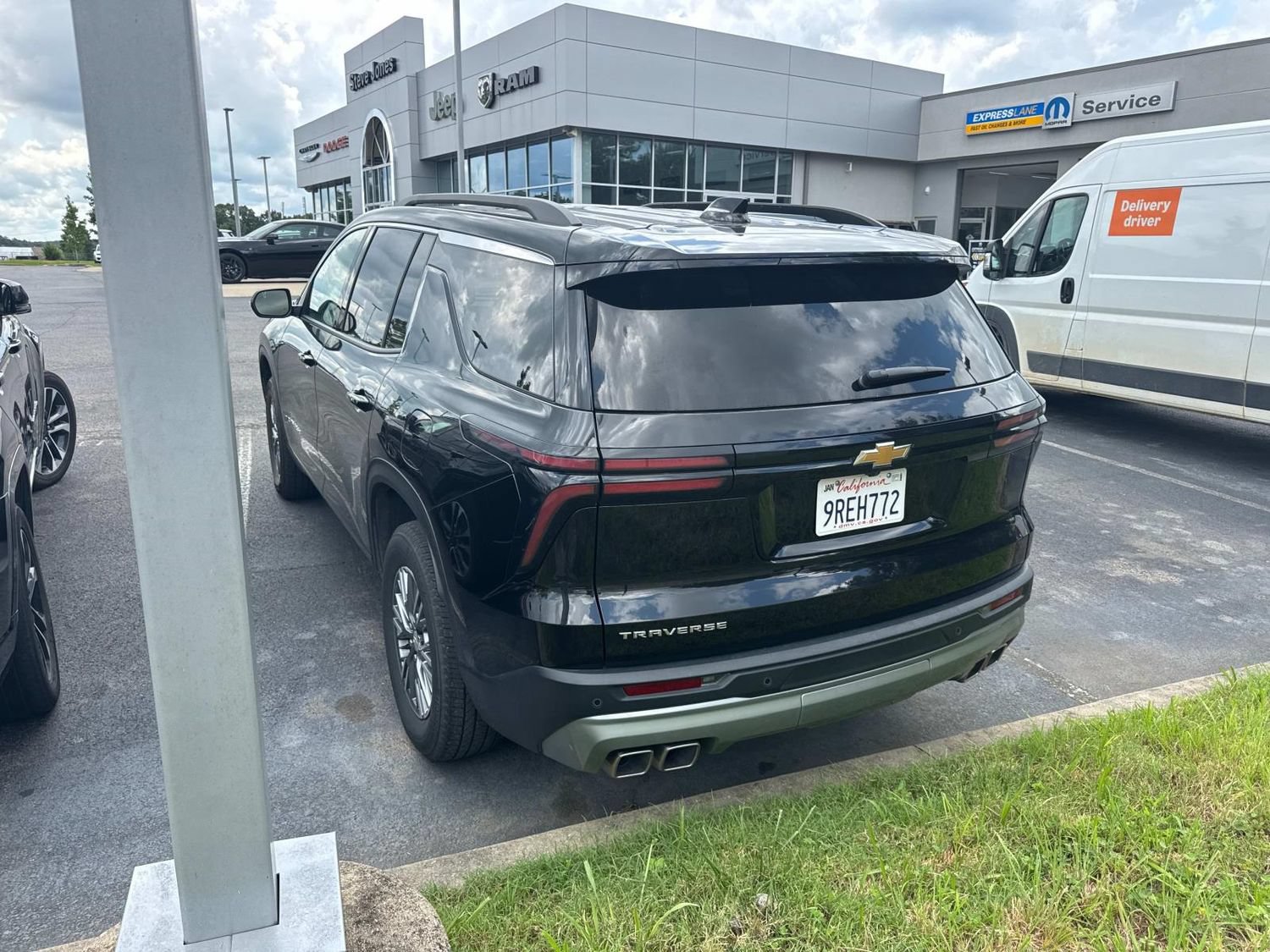 Used 2025 Chevrolet Traverse LT FWD image 7