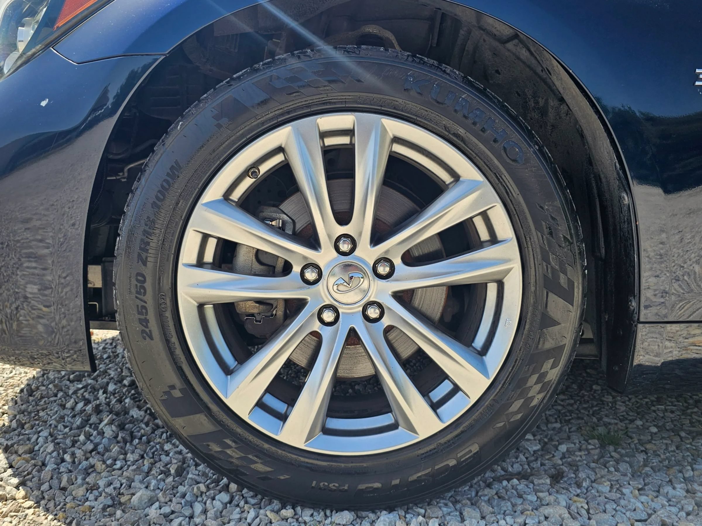 Used 2018 INFINITI Q70 Luxe RWD image 2