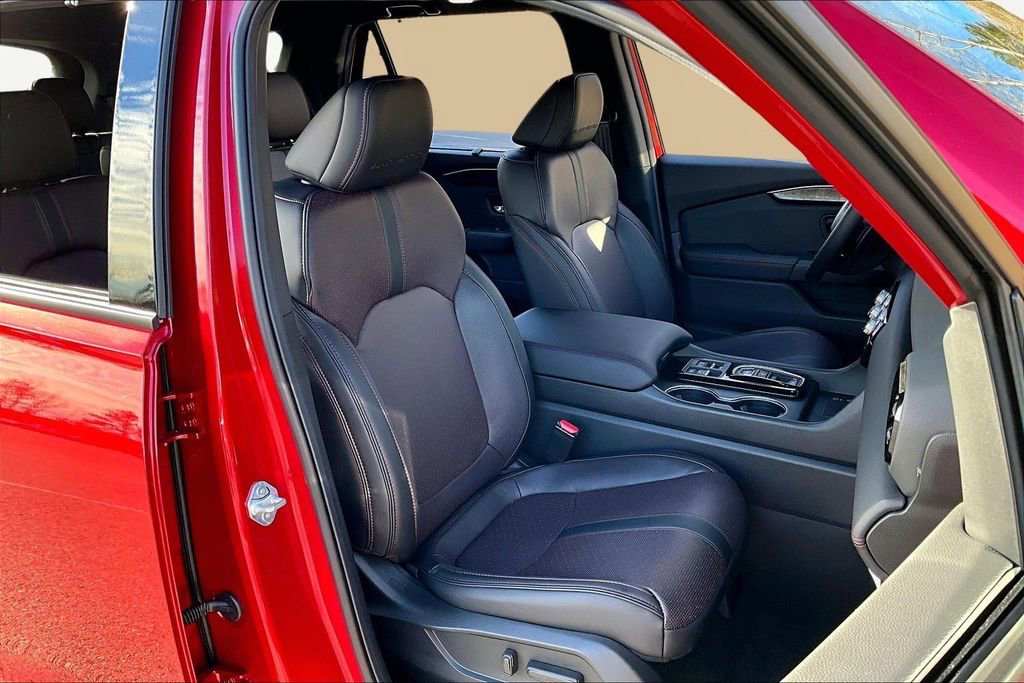 Certified 2025 Honda Pilot Black Edition image 21