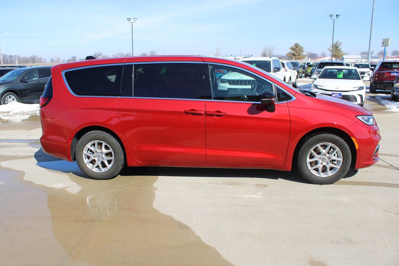 Used 2025 Chrysler Pacifica Select FWD image 4