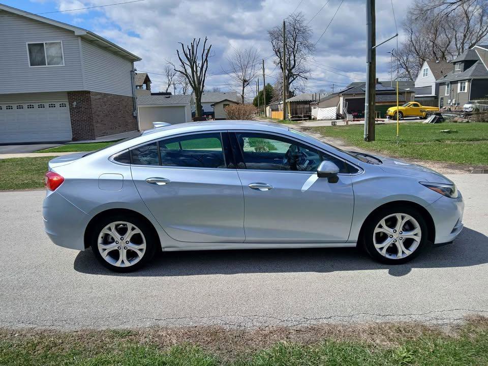 Used 2017 Chevrolet Cruze Premier FWD image 5