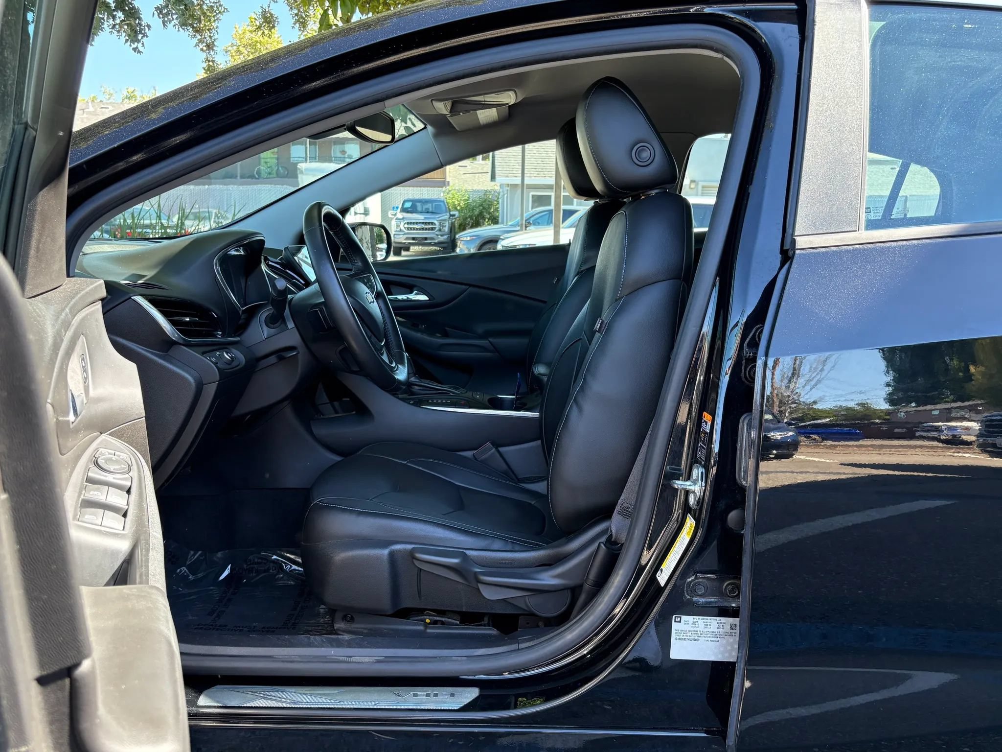 Used 2017 Chevrolet Volt Premier w/ Driver Confidence II Package FWD image 9