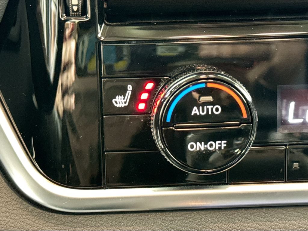 Used 2025 Nissan Rogue SL AWD/4WD image 25