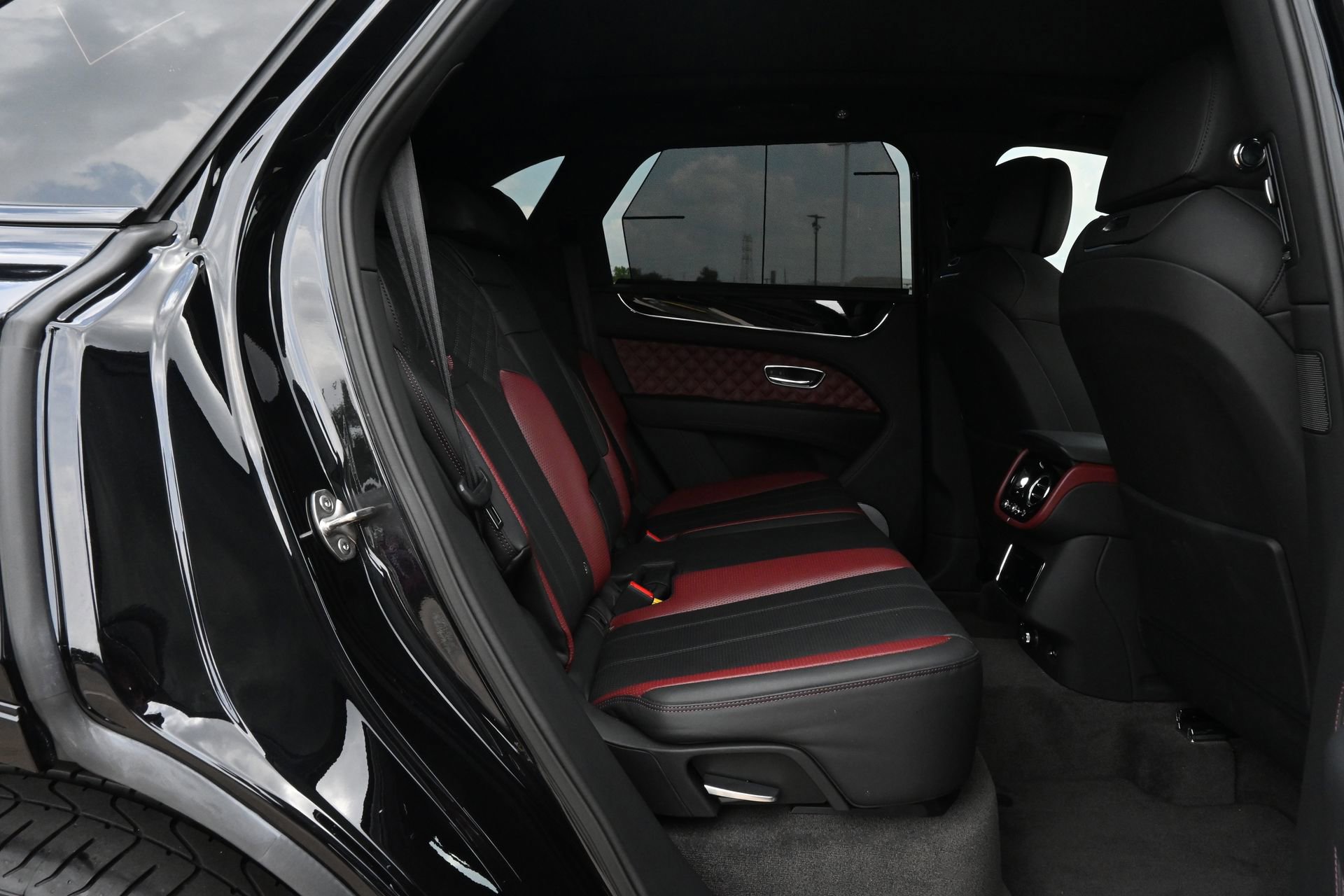 Used 2024 Bentley Bentayga AWD/4WD image 24