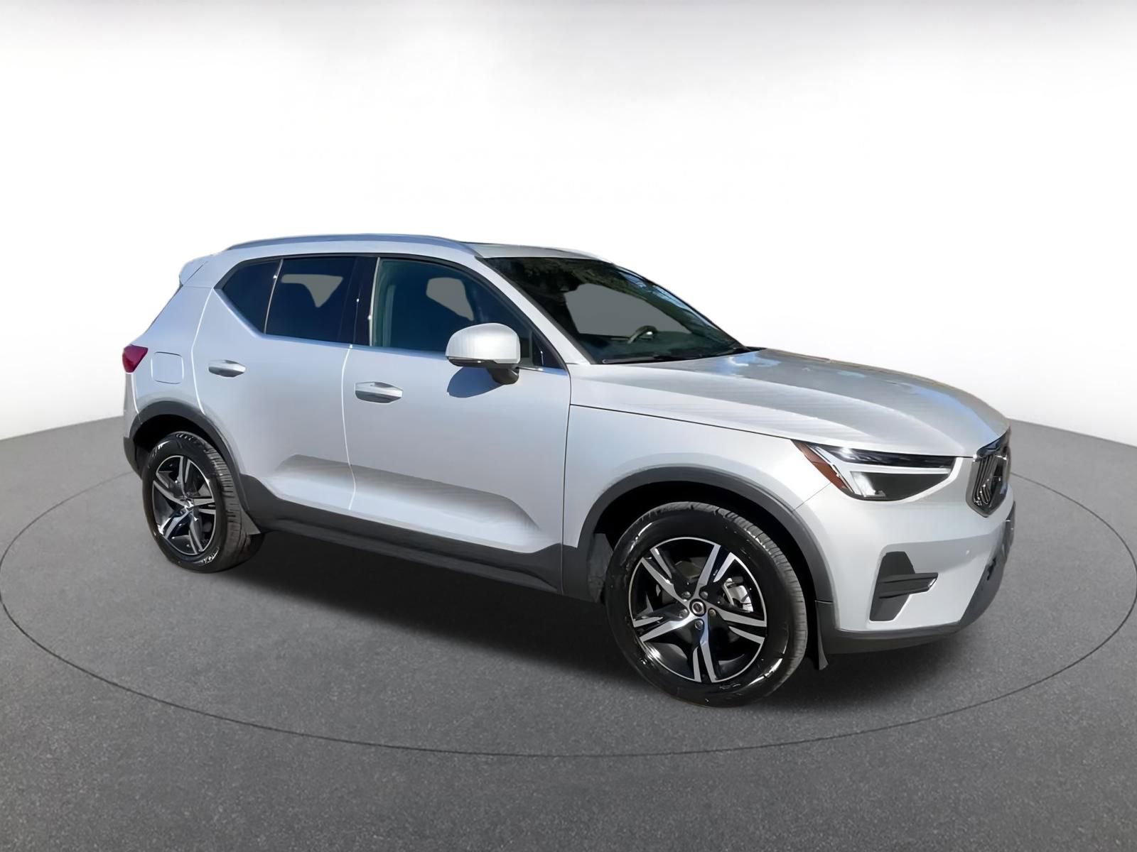 Used 2024 Volvo XC40 B5 Core image 2