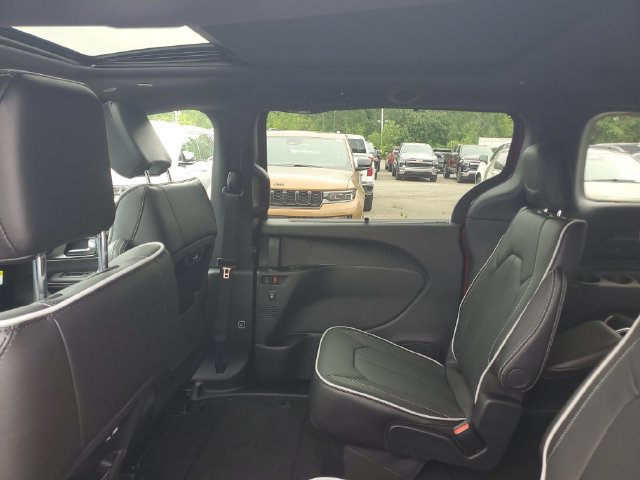 New 2027 Chrysler Pacifica Limited w/ Family Tech Group AWD/4WD image 10