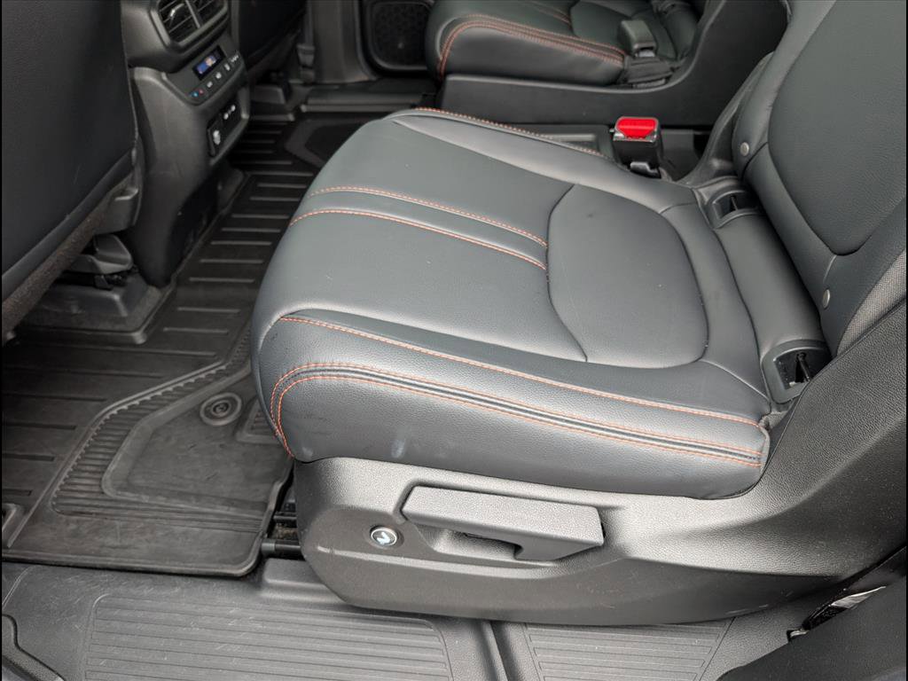 Used 2025 Honda Pilot TrailSport image 13