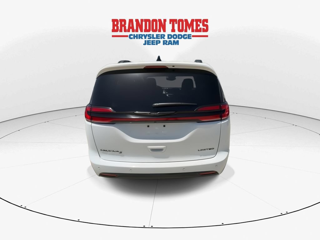Used 2025 Chrysler Pacifica Limited FWD image 7