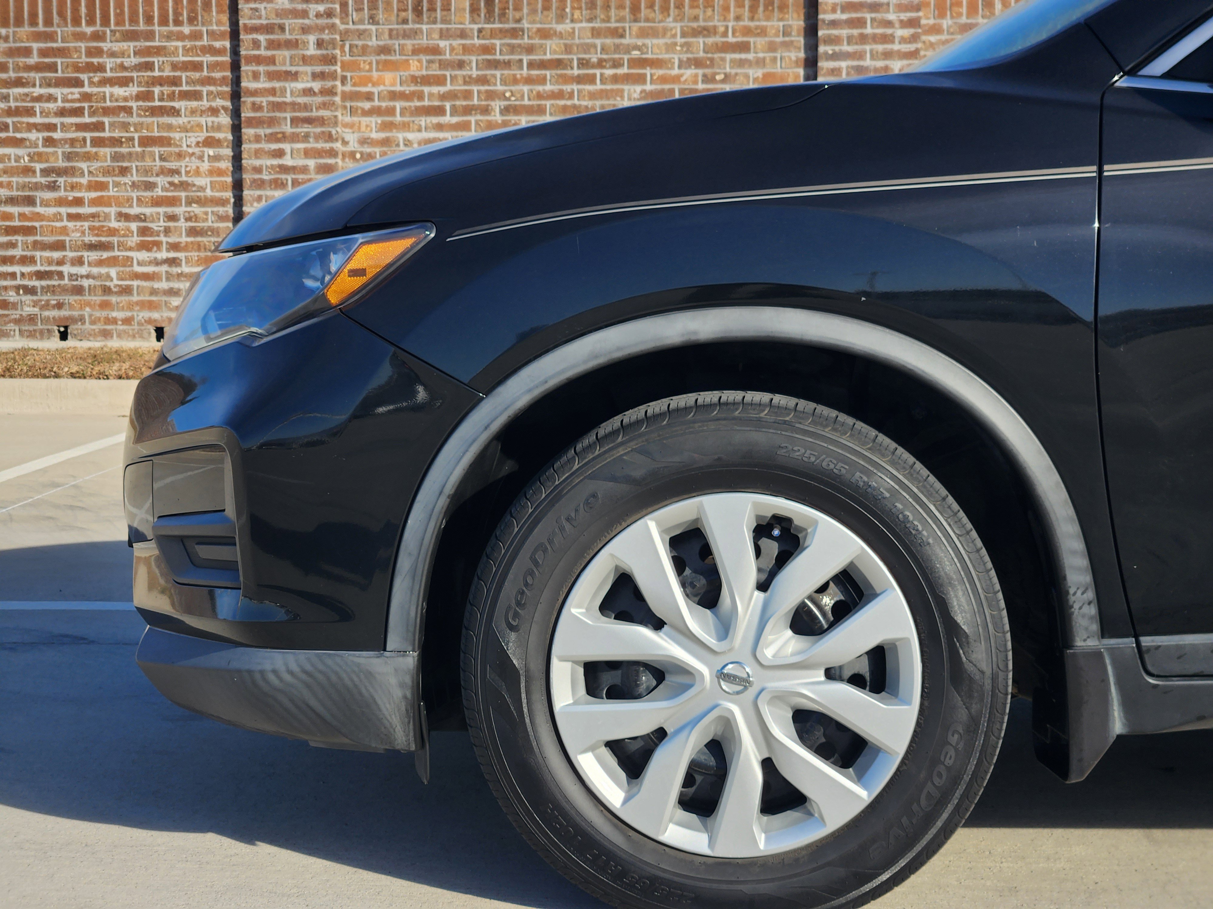 Used 2018 Nissan Rogue S image 10