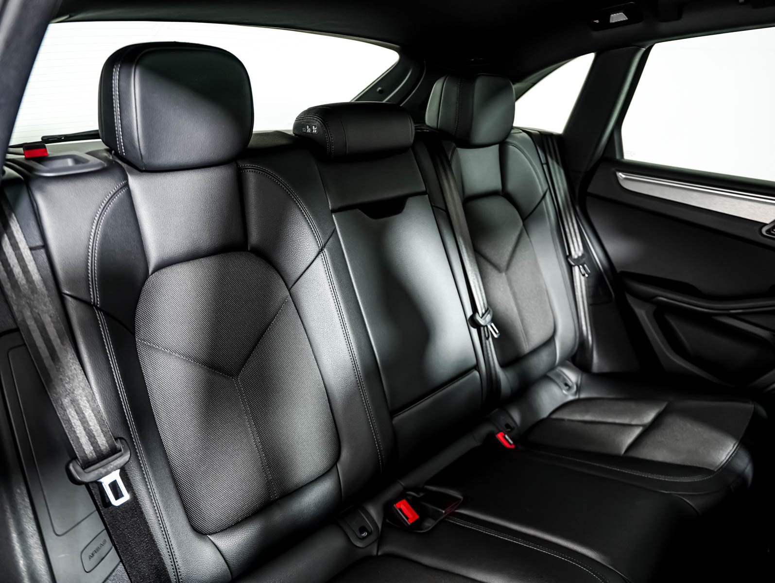 Certified 2023 Porsche Macan S AWD/4WD image 6