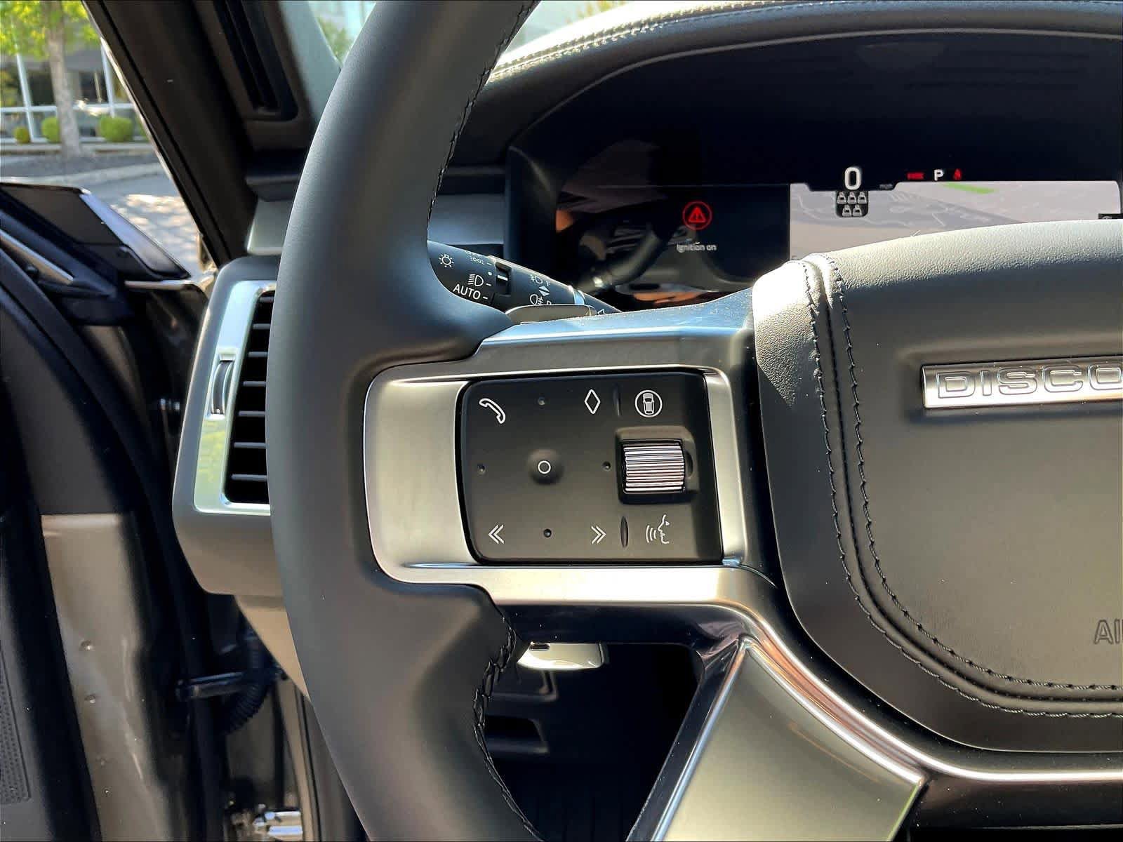 New 2025 Land Rover Discovery Dynamic SE image 17