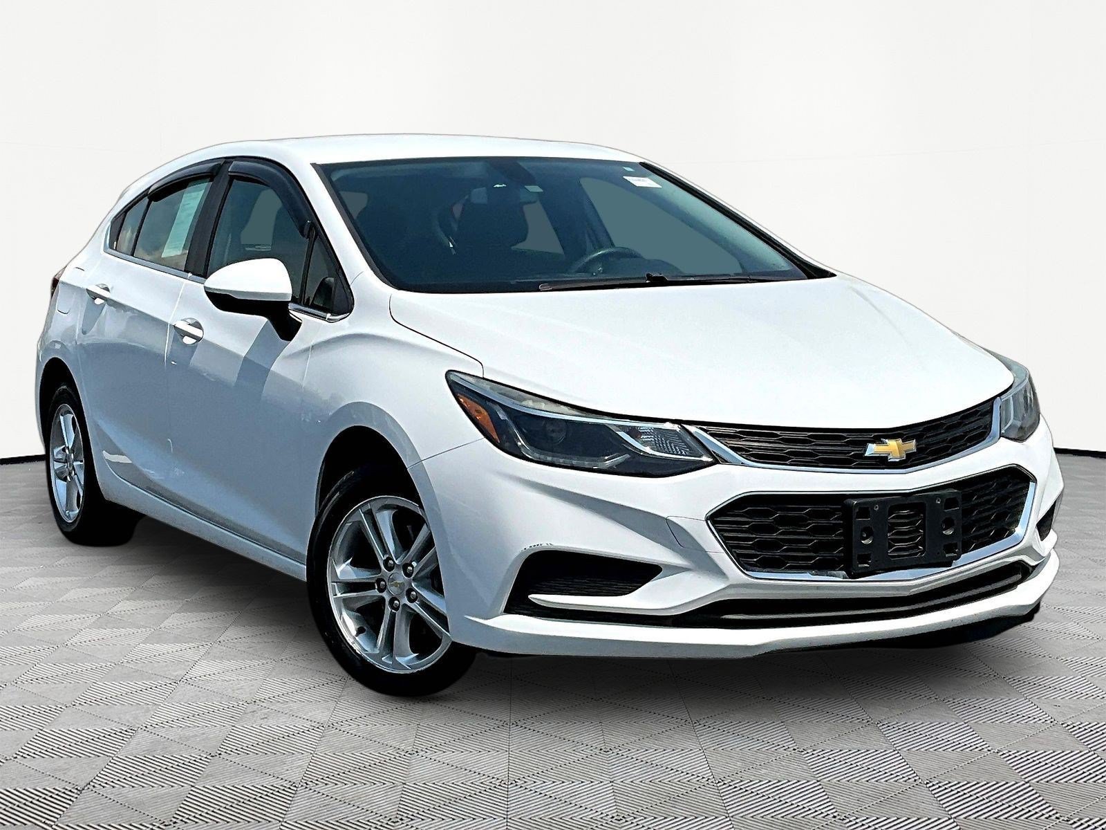 Used 2018 Chevrolet Cruze LT w/ Convenience Package FWD image 3