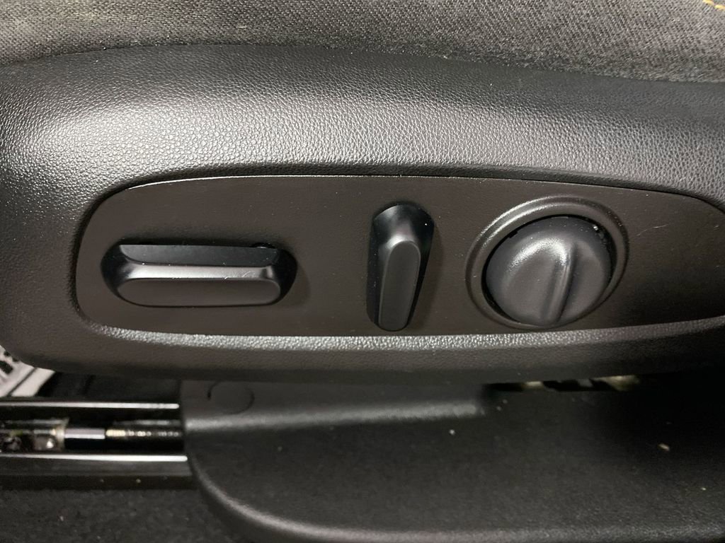 Used 2020 Chevrolet Equinox LT w/ Driver Convenience Package image 12