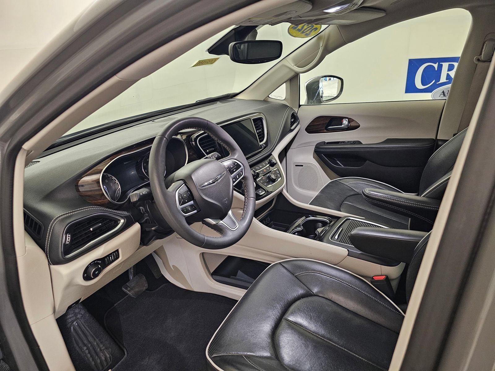 Used 2022 Chrysler Pacifica Limited AWD/4WD image 3
