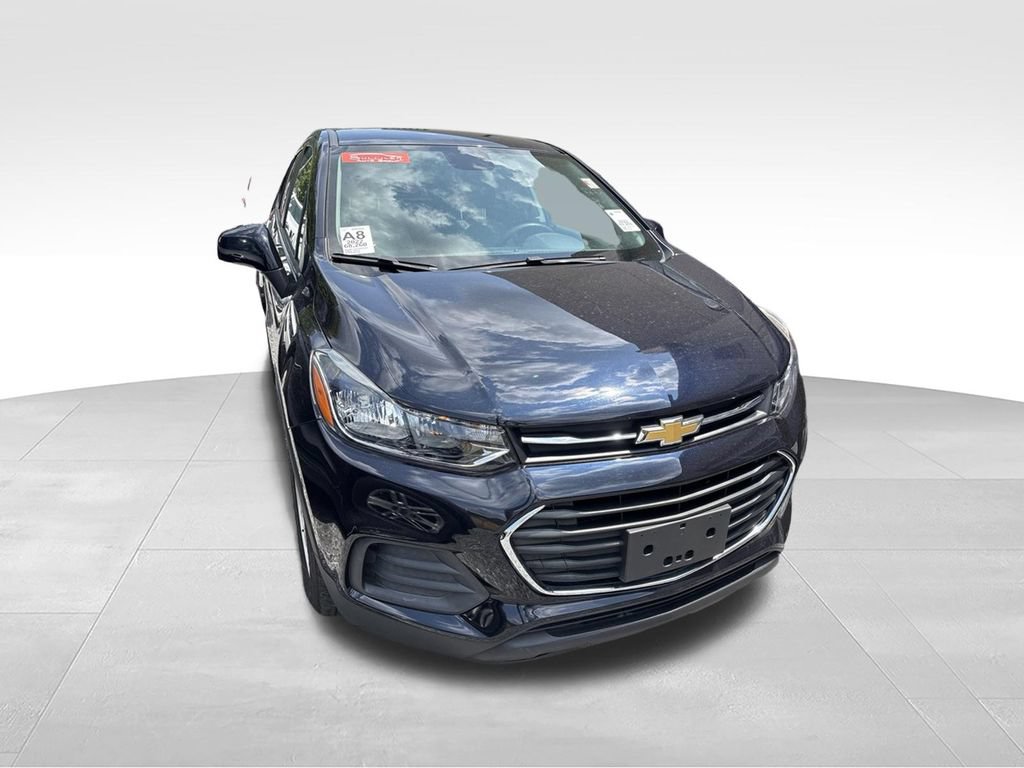 Used 2022 Chevrolet Trax LS w/ Tint and Cruise Package FWD image 3