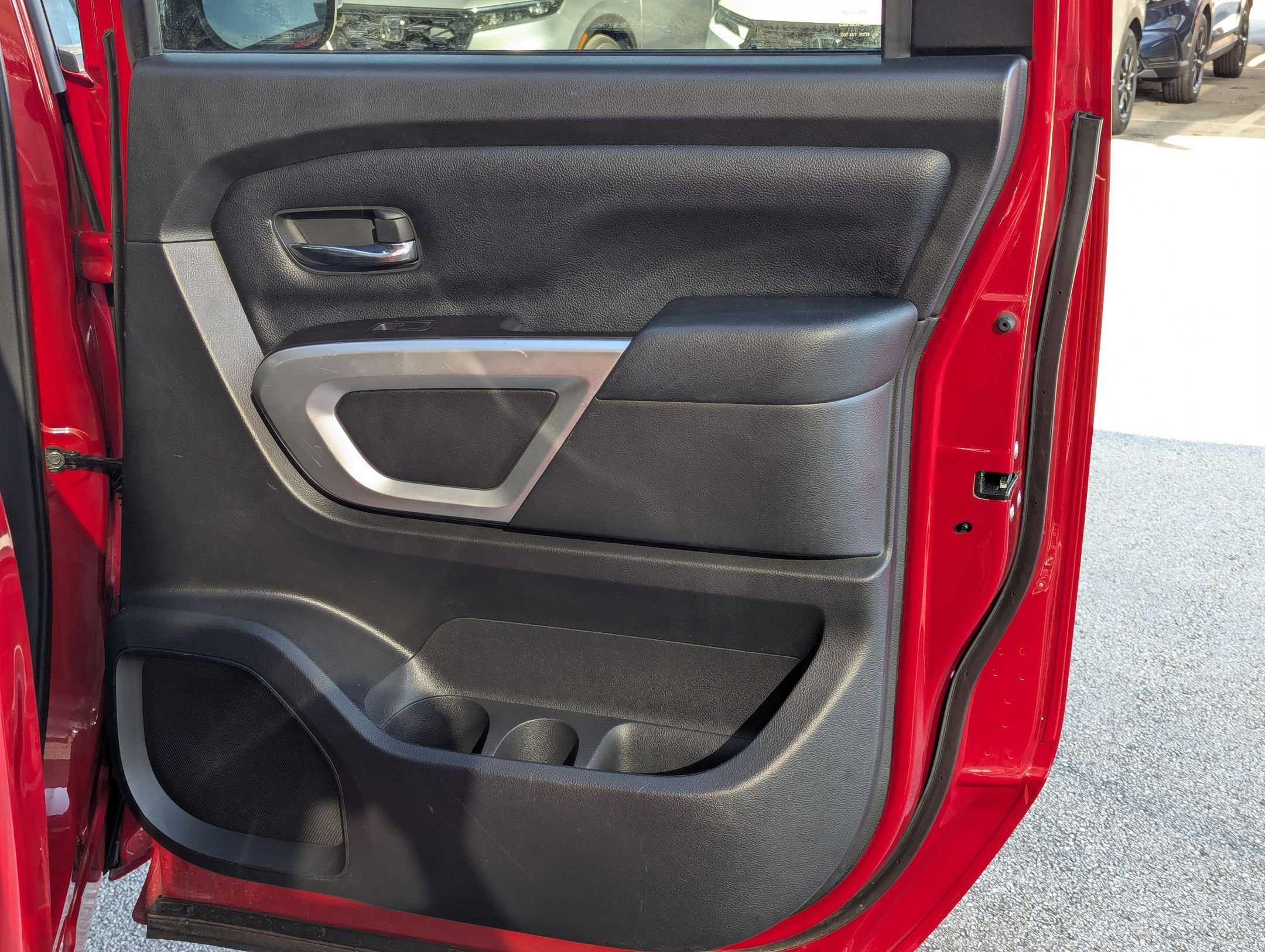 Used 2020 Nissan Titan SV image 25