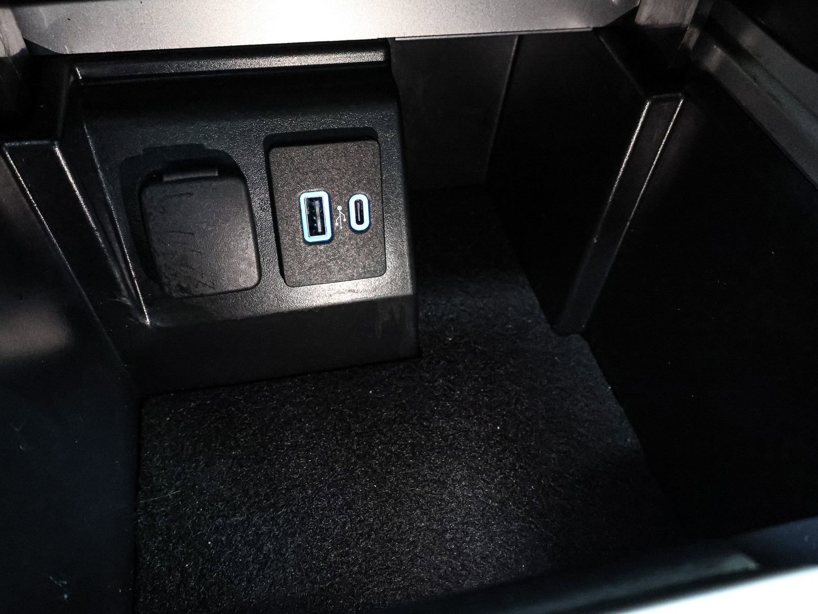 Used 2023 Ford Explorer Limited w/ Equipment Group 301A image 27