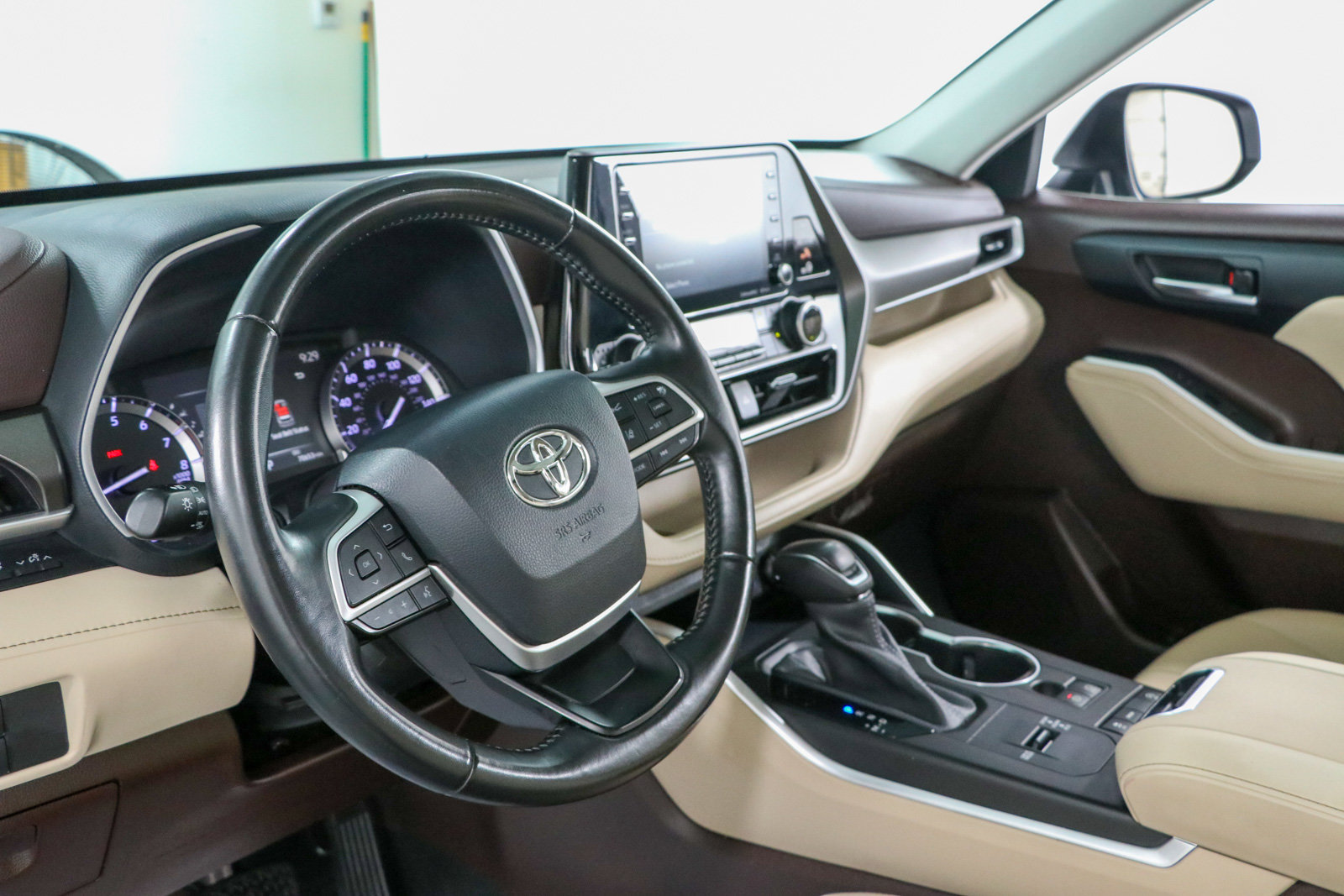 Used 2022 Toyota Highlander XLE FWD image 23