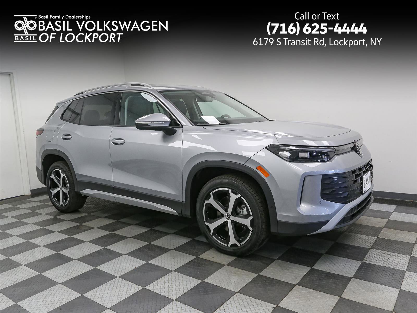 New 2025 Volkswagen Tiguan SE w/ Panoramic Sunroof Package