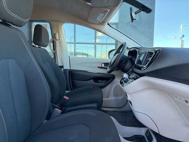 Used 2022 Chrysler Voyager LX image 12