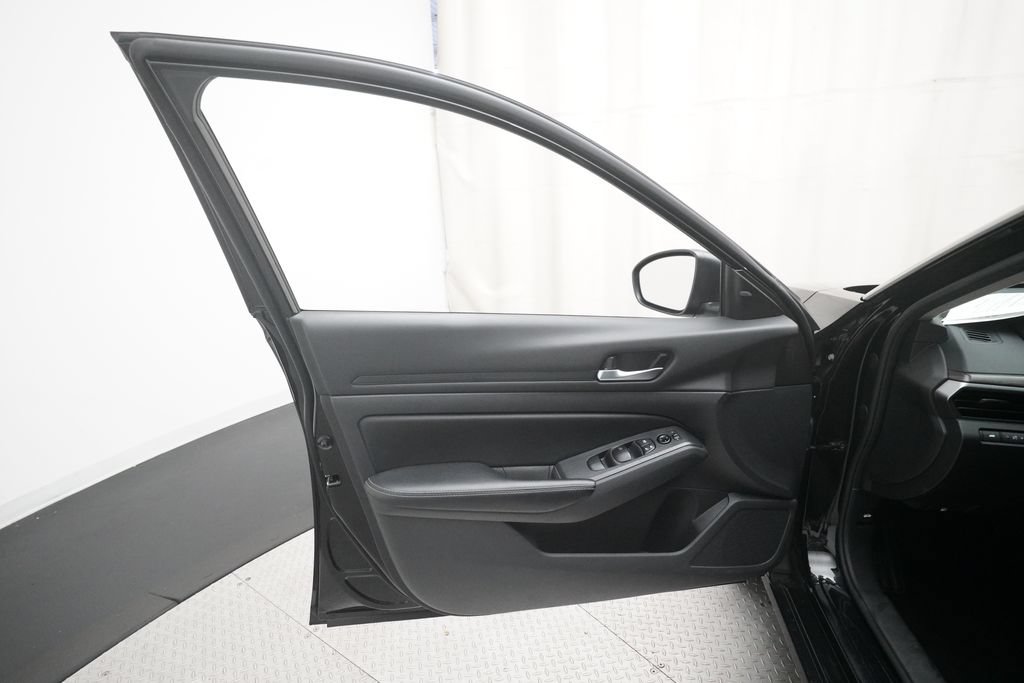 Used 2025 Nissan Altima 2.5 SV AWD/4WD image 27
