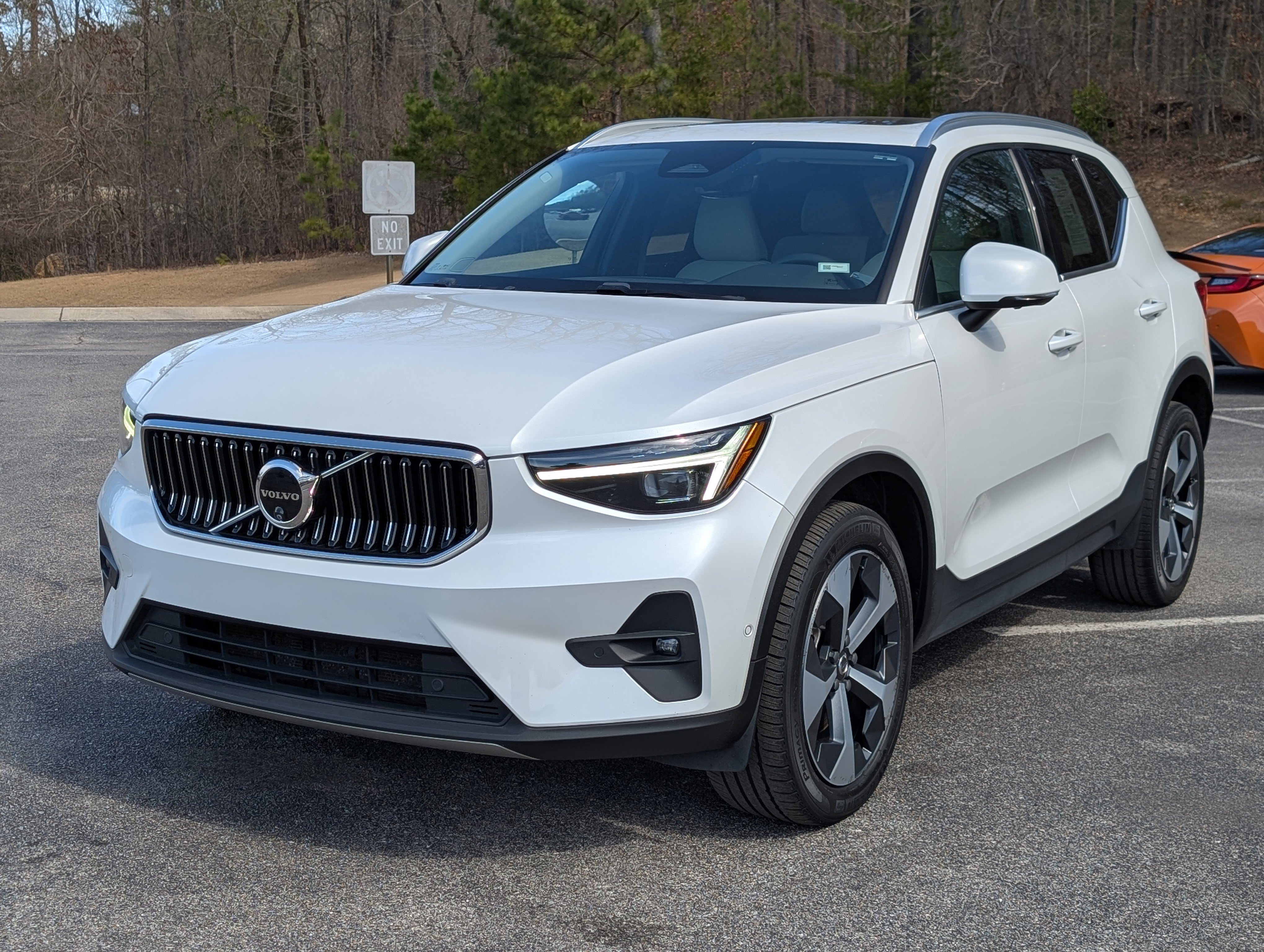 Used 2024 Volvo XC40 B5 Plus image 5