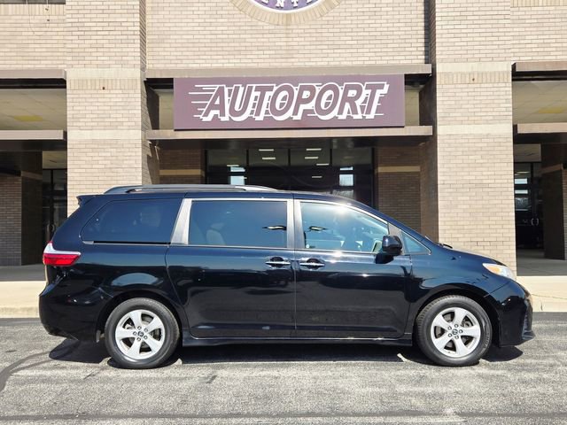 Used 2019 Toyota Sienna LE w/ LE Preferred Package FWD image 4