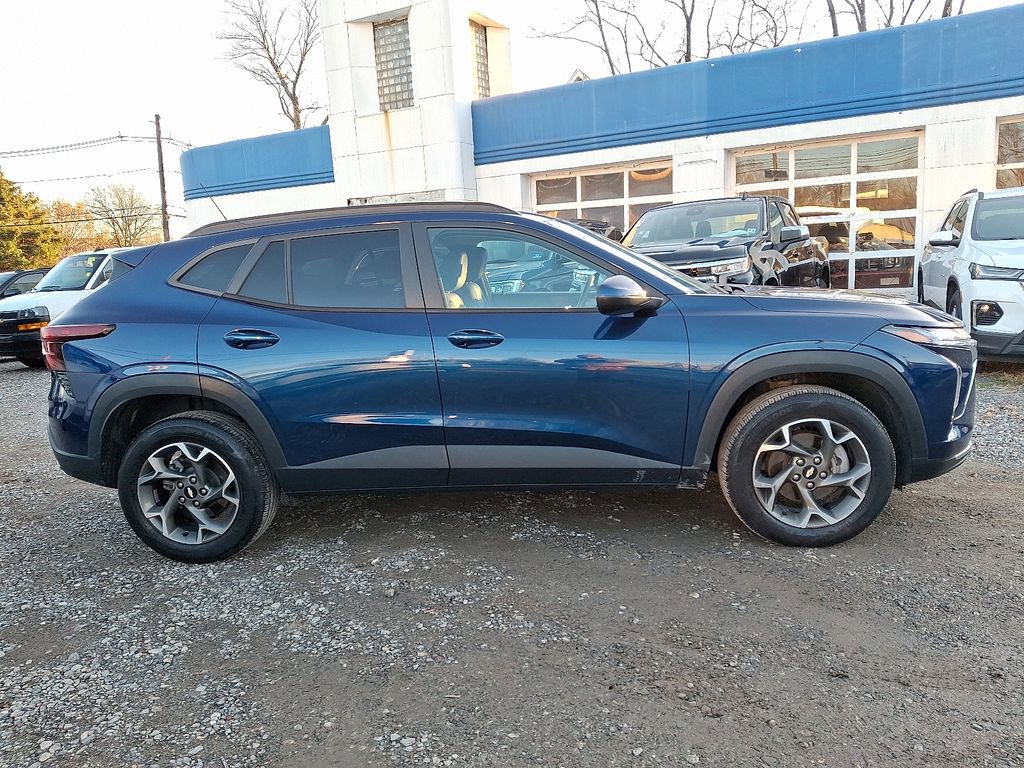 Used 2024 Chevrolet Trax LT image 9