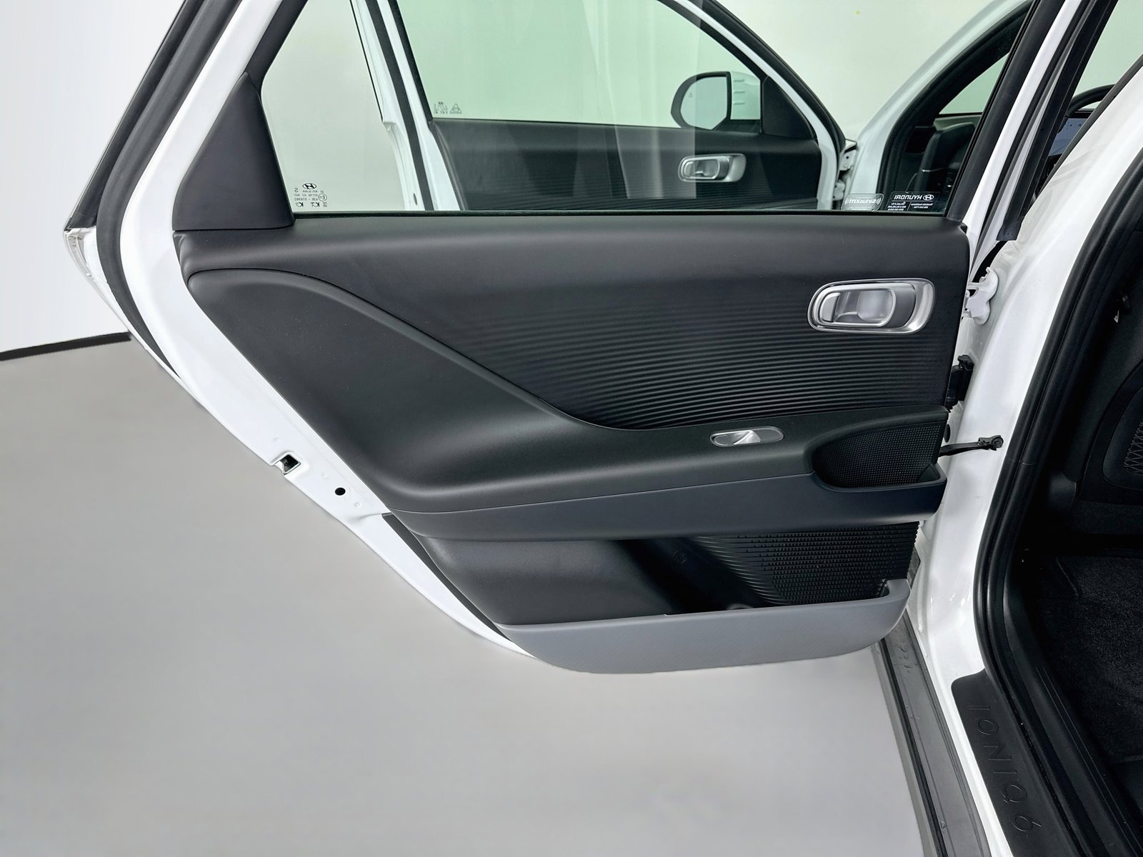 Used 2024 Hyundai Ioniq 6 SE RWD image 28
