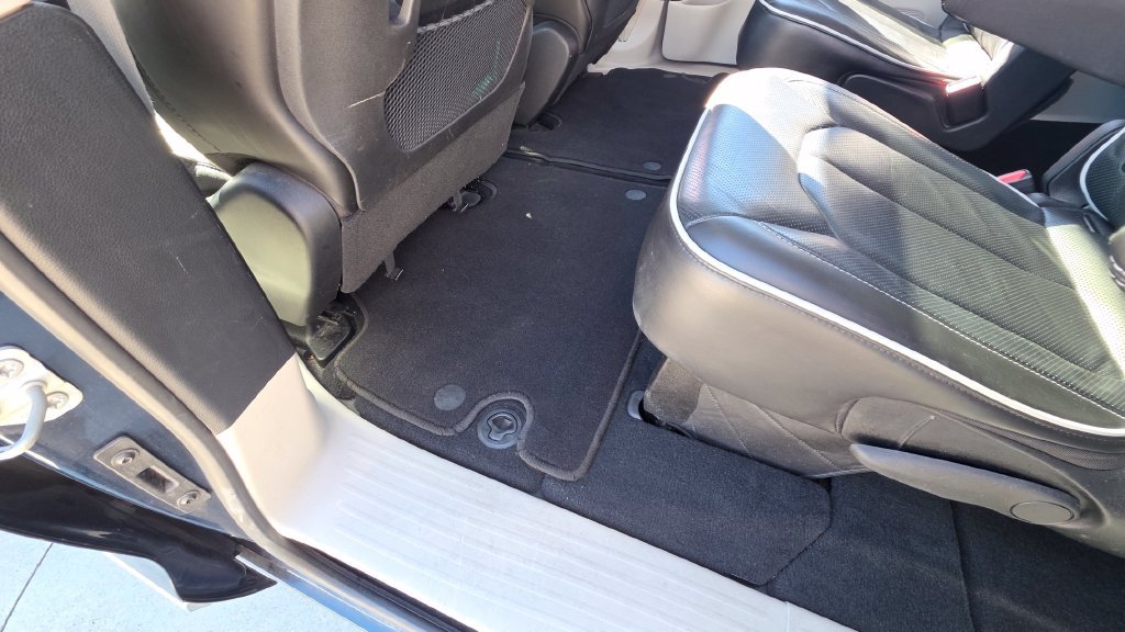Used 2023 Chrysler Pacifica Limited FWD image 19