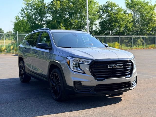 Used 2023 GMC Terrain SLE w/ Driver Convenience Package FWD image 4