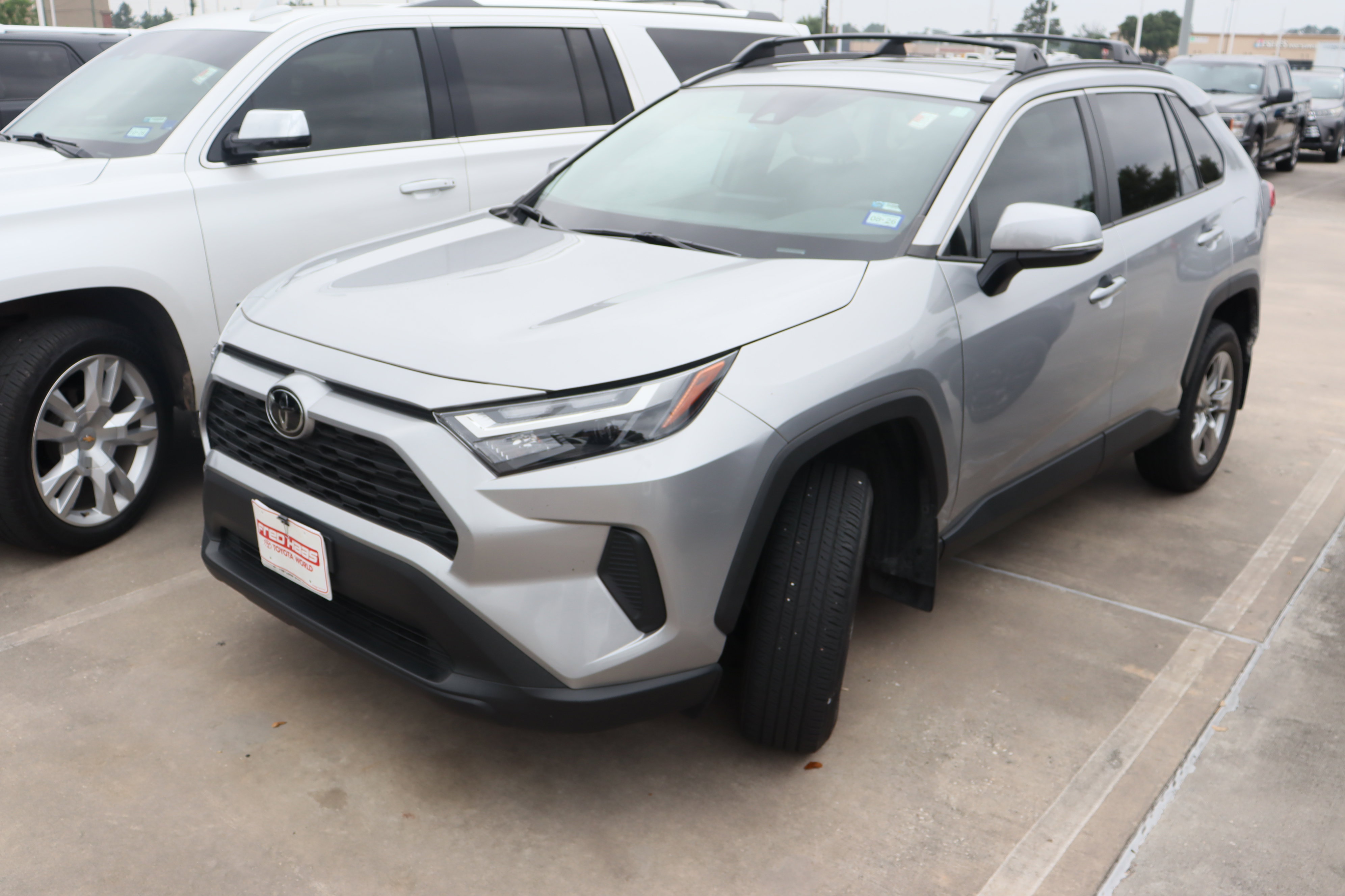 Used 2023 Toyota RAV4 XLE w/ Convenience Package FWD image 4